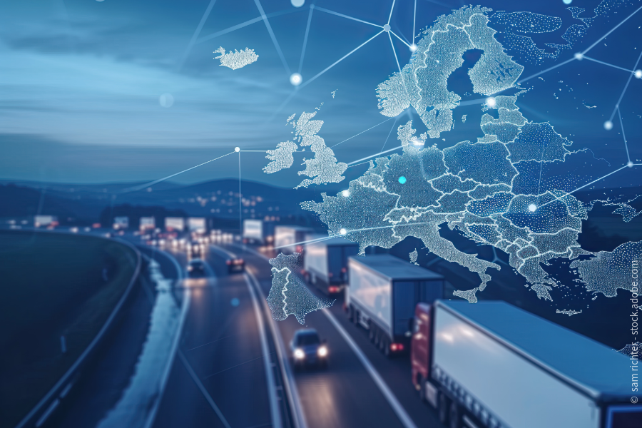 Kamioni na autoputu sa digitalnom mapom Evrope koja simbolizuje međunarodni drumski transport i povezivanje putem berze tereta.