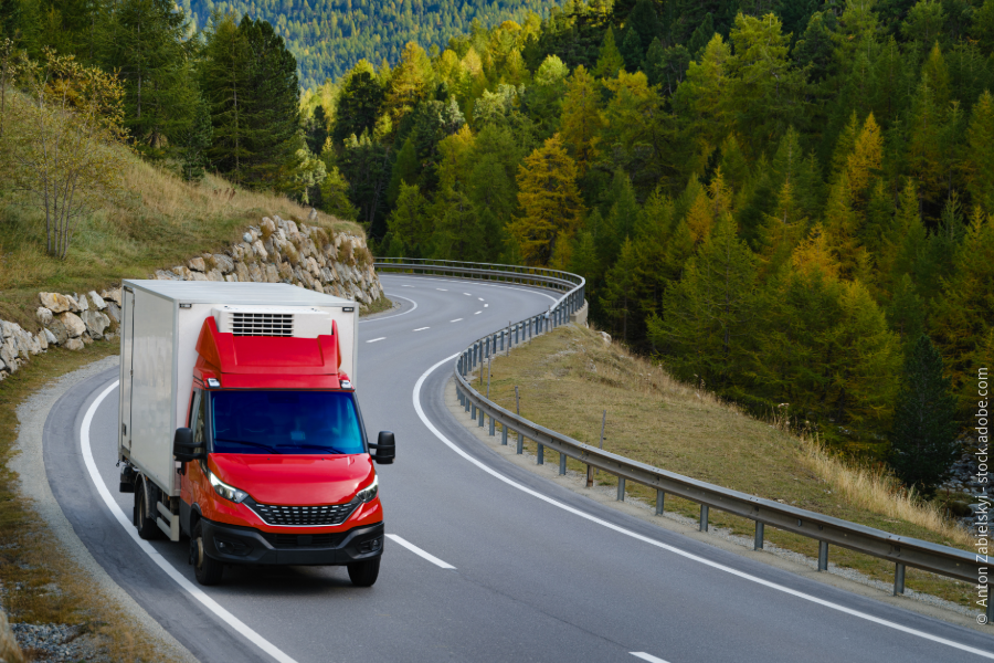 Teretno vozilo do 3,5 t na putu koje simbolizuje međunarodni transport i pravila o tahografima